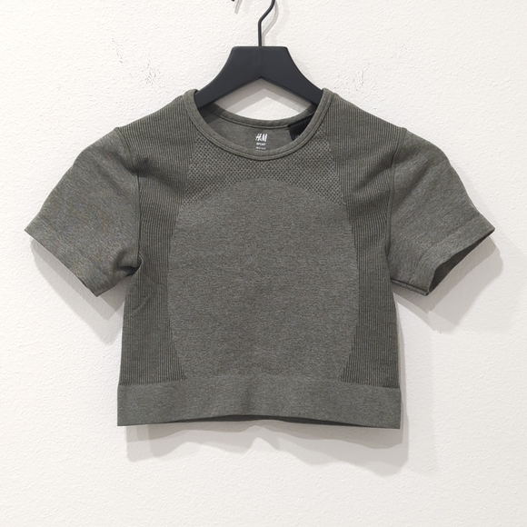 H&M workout top - Picture 1 of 8